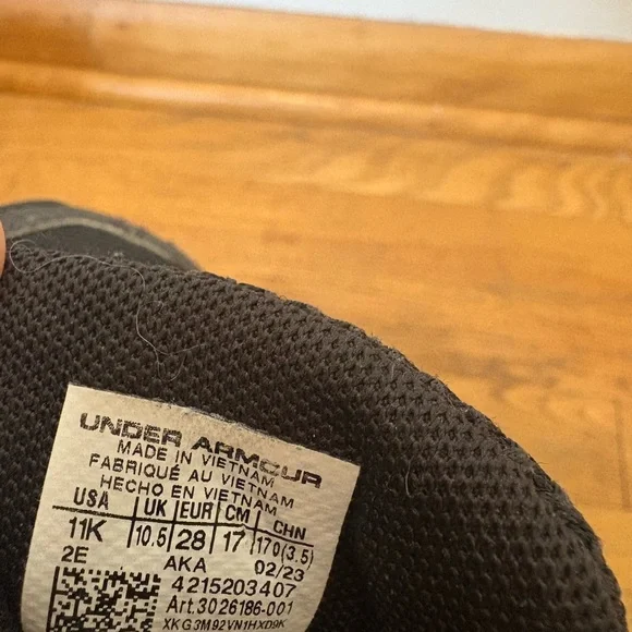 Under Armour Assert Toddler Size 11 Child Sneakers Black White Shoes - Picture 2 of 4